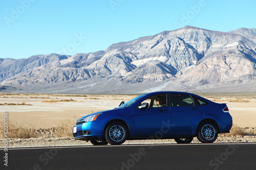 Voiture sur route longeant le désert © Stephane Bonnel