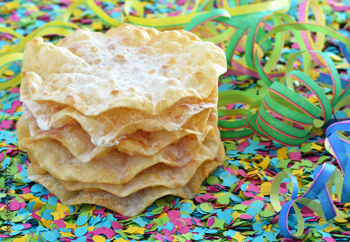 Fasnachtschüechli uf Räppli mit Luftschlange