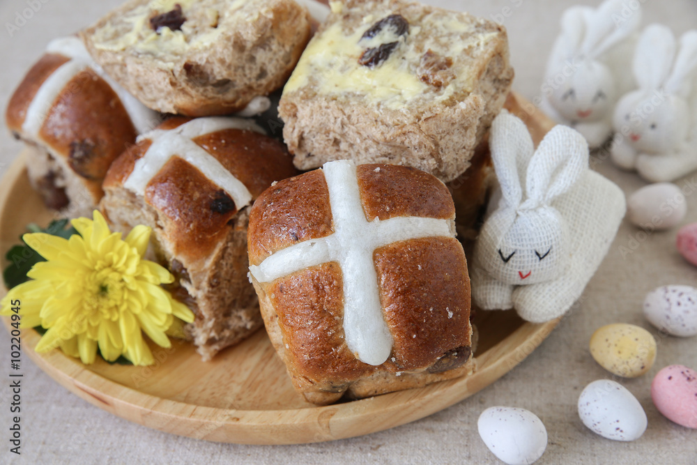 Obraz premium Easter Hot cross buns with easter eggs and bunny