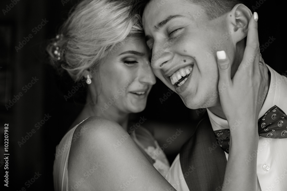 Fototapeta premium Beautiful wedding couple in doorway