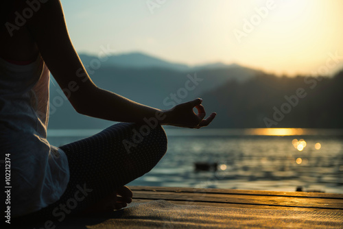 Tableau sur toile Meditation by the lake