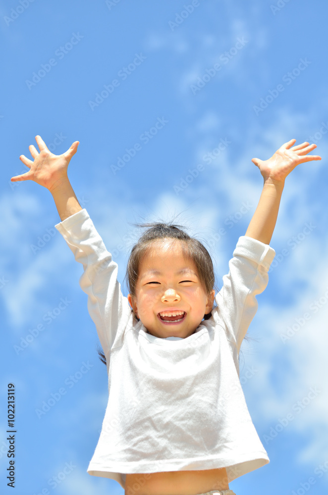 青空でバンザイする女の子 青空でバンザイする女の子
