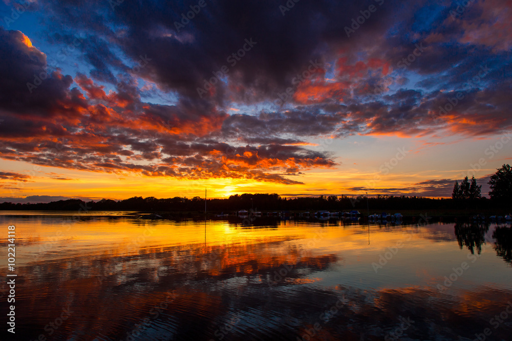 Sonnenuntergang am See in Schweden