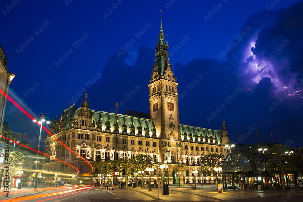 Das Hamburger Rathaus bei Gewitter