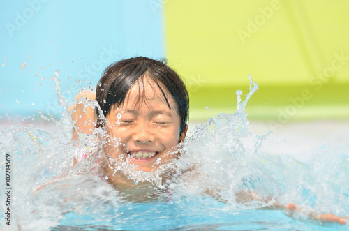 プールで遊ぶ女の子