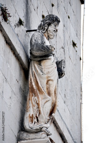 Скульптура на стене