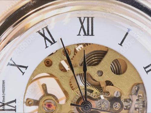 Uhrzeit rückt auf 12 Uhr vor
