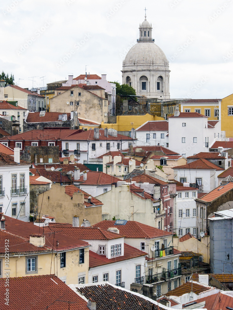 Altstadtdächer Lissabons Lissabons mit Igreja de Santa Engracia