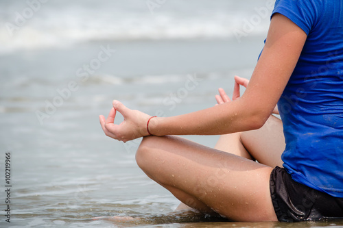 Девушка в позе йоги