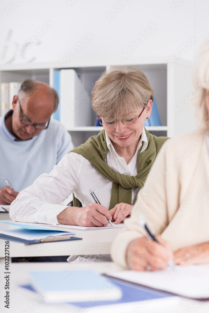 Obraz premium Diligent elderly student