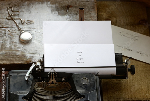 Heute, Morgen, Gestern, alte Schreibmaschine mit Botschaft und Taschenuhr photo