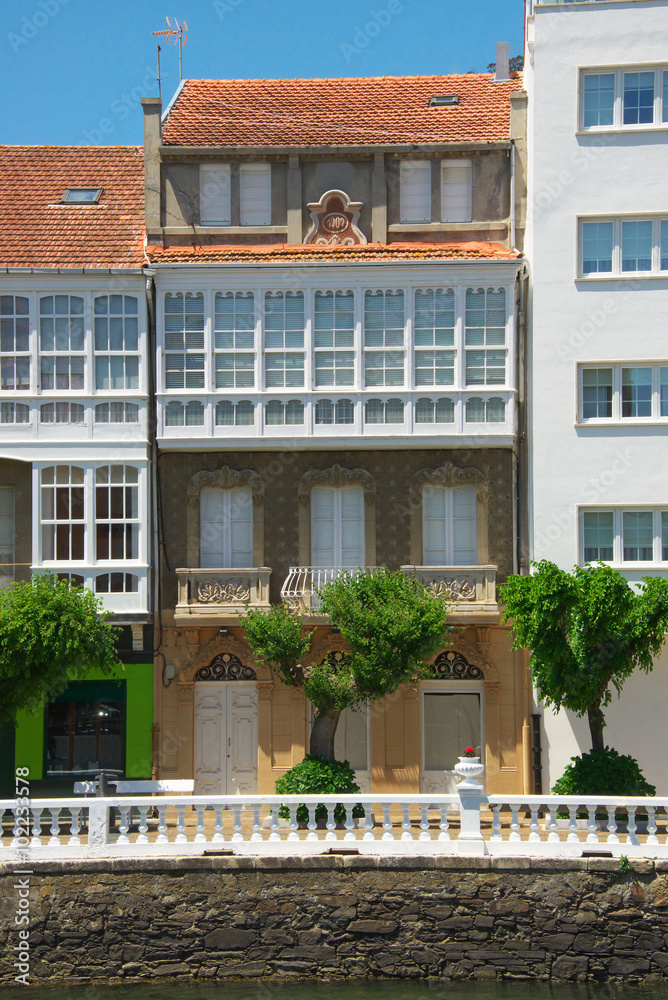 Jugendstilhaus an der Uferpromenade von Cedeira Galicien