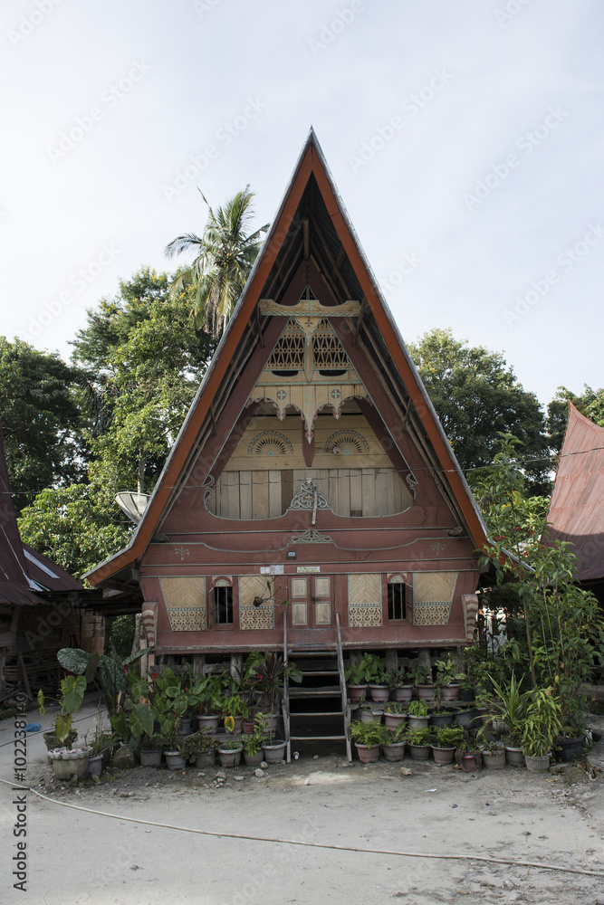 Casas de madera tradicional Batak del lago Toba, Sumatra, Indonesia. 