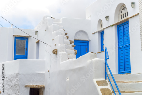 Fototapeta Naklejka Na Ścianę i Meble -  Traditional houses in the narrow streets of Mykonos, Greece.