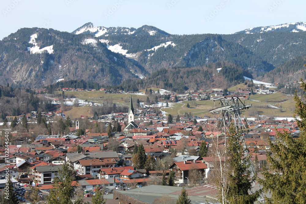 Oberstdorf mit Kirche und Bergen