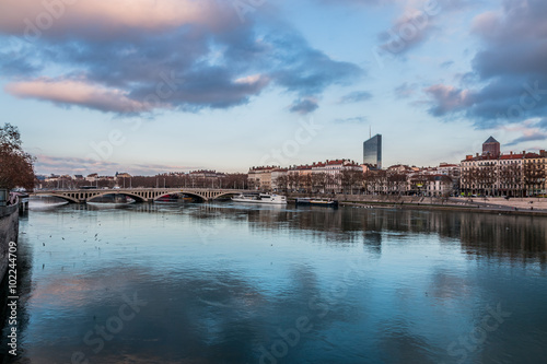 Panorama de Lyon d un pont sur le Rh  ne