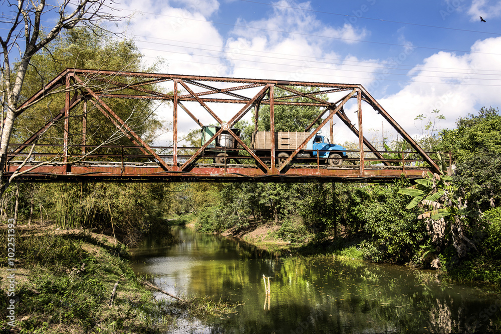 Kuba: Alter traditioneller LKW auf rostiger Brücke über ruhigem Fluss in der Mitte der kubanischen Karibik Insel Kuba: Alter traditioneller LKW auf rostiger Brücke über ruhigem Fluss in der Mitte der kubanischen Karibik Insel