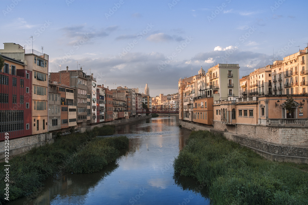 Panorámica de Gerona y del río Onyar (Cataluña-España)
