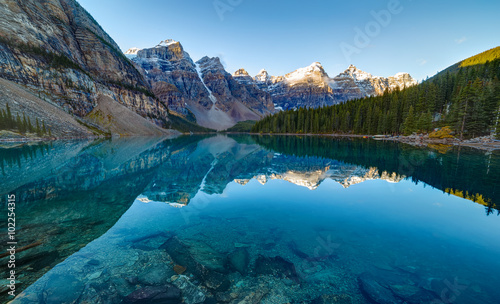 Moreny jeziorna panorama w Banff parku narodowym, Alberta, Kanada