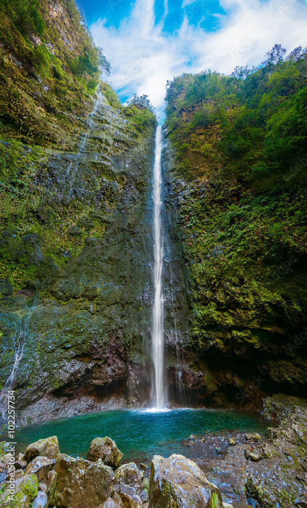 Fototapeta premium wodospad na końcu Levada Caldeirao Verde
