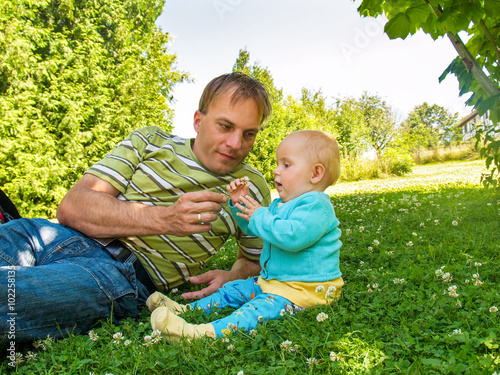 Die besonderen Momente in einer glücklichen Familie photo