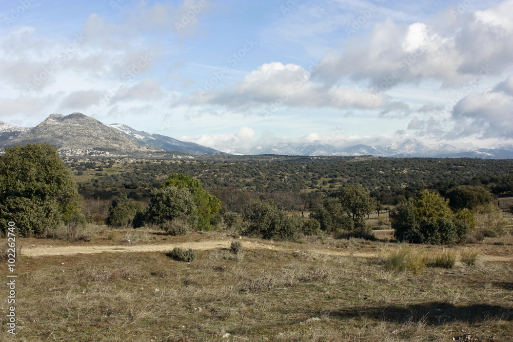 Obraz premium Vista de Sierra de Madrid con nieve. Camino y arroyo, piedras en Fresnedillas de la Oliva, Madrid,