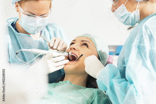Dentists with a patient during a dental intervention.