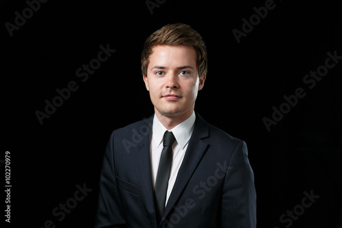 Bewerbungsfoto junger Mann im Business Anzug