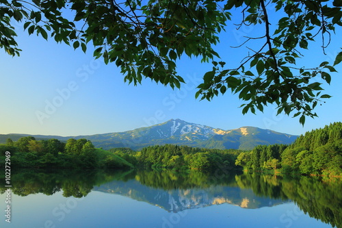 秋田県 鳥海山 夏の大潟溜池
