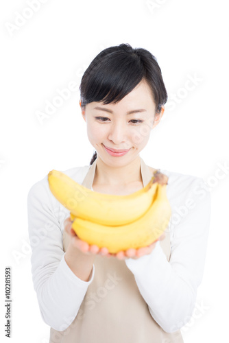 バナナを持った女性