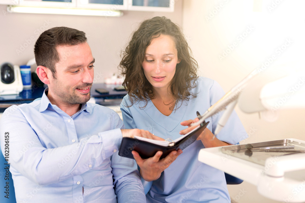 Obraz premium Young attractive dentist programs next date