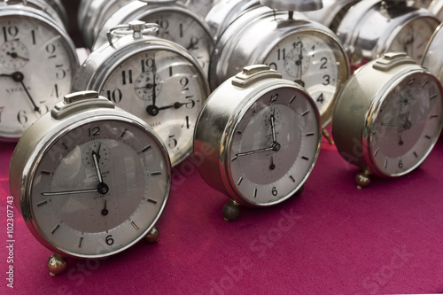 Obraz na płótnie orologio sveglia da tavolo w salonie