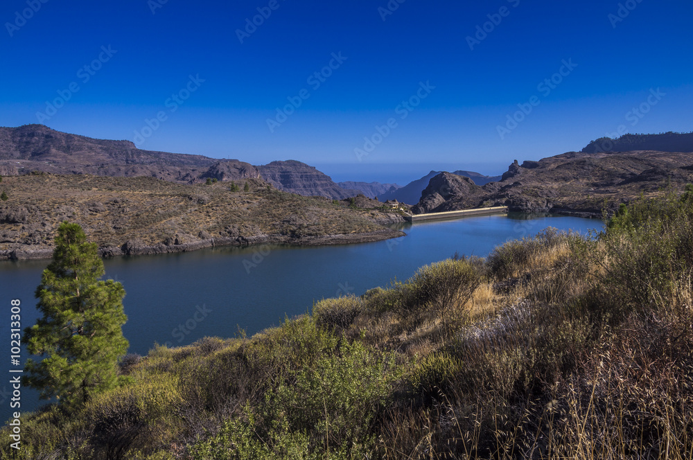 Stausee mit blauem Wasser in den Bergen auf Gran Canaria