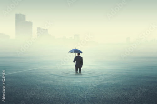 Obraz na plátně Obchodní muž při pohledu na město pod vodou