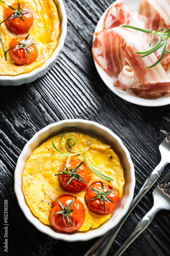 Omelette with cherry tomatoes and pancetta