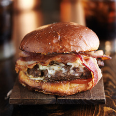 Papier peint photo Restaurant Burger juteux bacon cheddar fondu  © Joshua Resnick