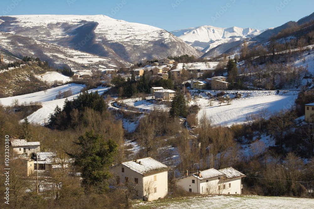 Villaggio di montagna ricoperto dalla neve