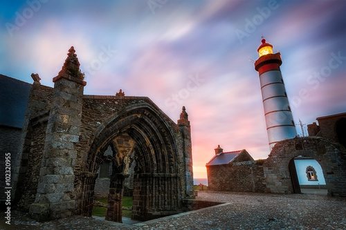 Faro di Saint-Mathieu e Abbazia.
Bretagna, Francia. Promontorio a picco sul mare con faro antica abbazia e torre di segnalazione. photo