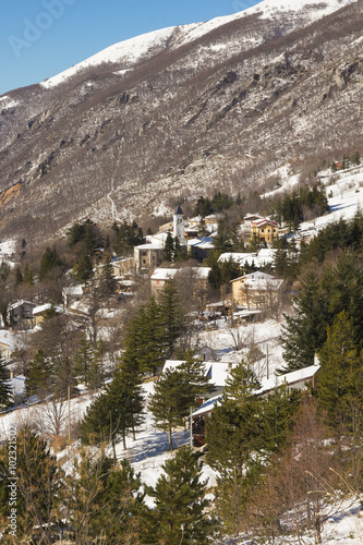 Turismo invernale in montagna photo