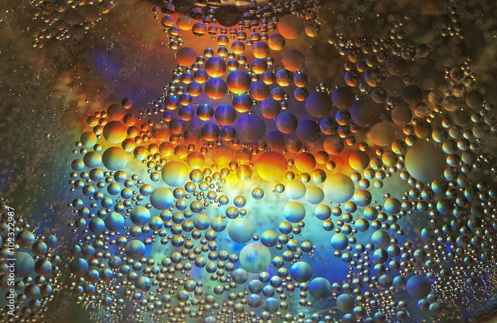 Öl in Wasser bunt beleuchtet