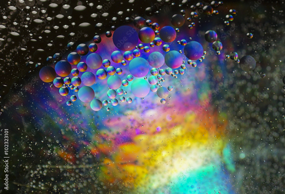 Öl in Wasser bunt beleuchtet