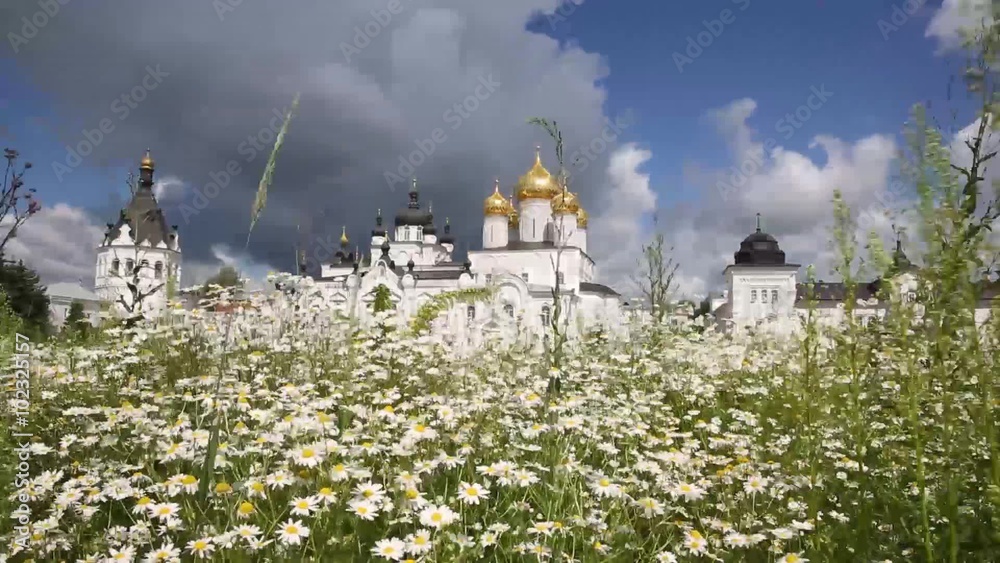 Храм поле цветы