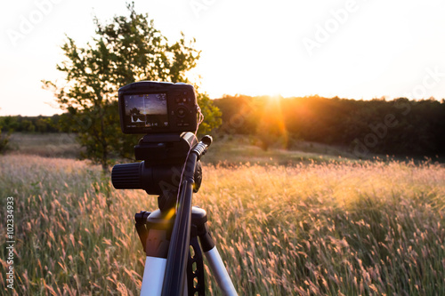 Camera type that shoots sunset on a tripod