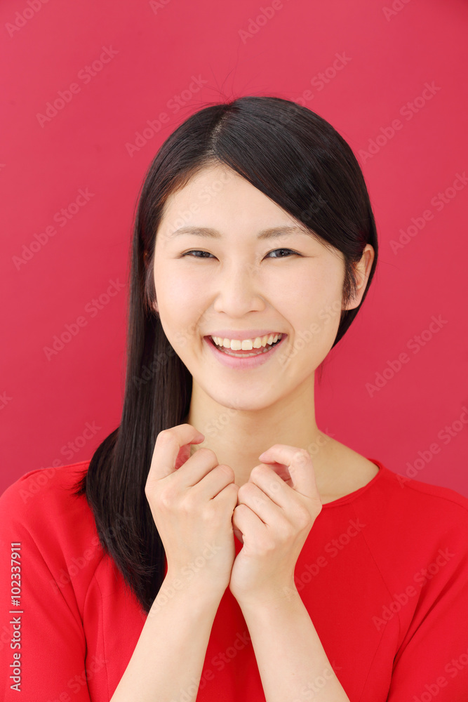 若い女性・赤背景