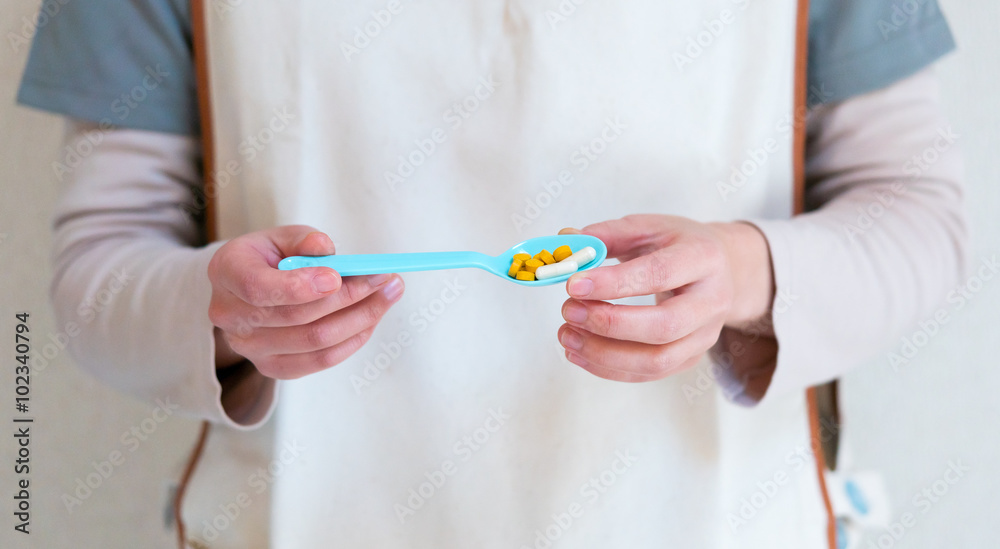 薬を差し出すヘルパー 薬を差し出すヘルパー