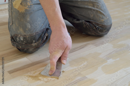 Obraz na płótnie Carpet fitter gets putty.