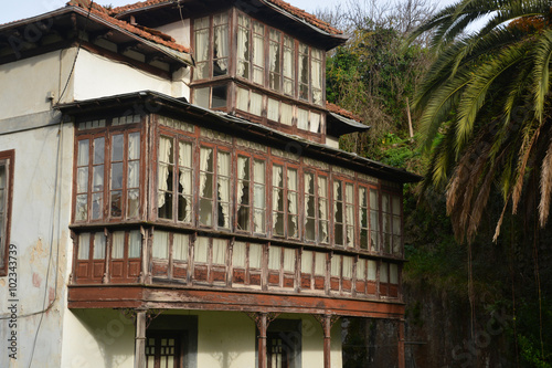 balconada de una casa indiana photo