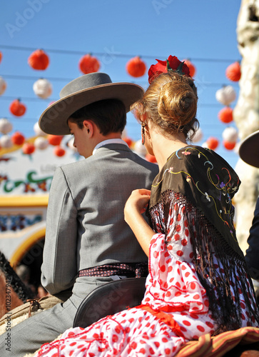 Schilderij op canvas Pareja de jóvenes a caballo en la feria de Sevilla, Espña
