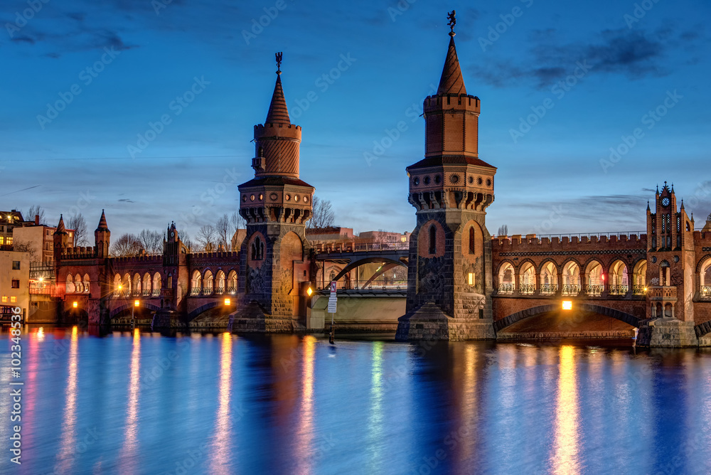 Naklejka premium The beautiful Oberbaum Bridge in Berlin at night