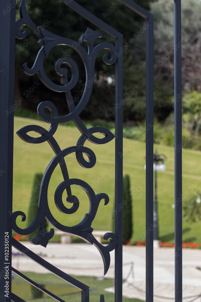 Black openwork lattice